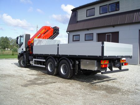 Iveco Trakker с подъёмником Palfinger 42502 и бортовым кузовом