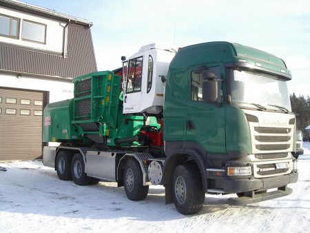 Установка на шасси Scania R400 рубильной машины Jenz HEM 582 и гидроманипулятора Epsilon Q130L, изготовление и установка дополнительных механизмов, защитных покрытий и др.