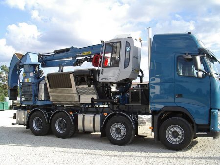 Установка на шасси Volvo FH рубильной машины Bruks, гидроманипулятора Epsilon Q170L для леса и дополнительных механизмов